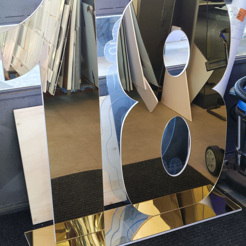 Numero 18 in plexiglass specchiato oro