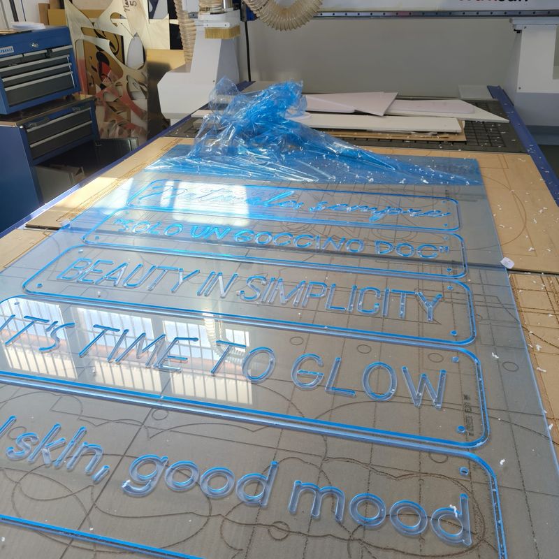 Lettere in plexiglass appena fresate con la CNC