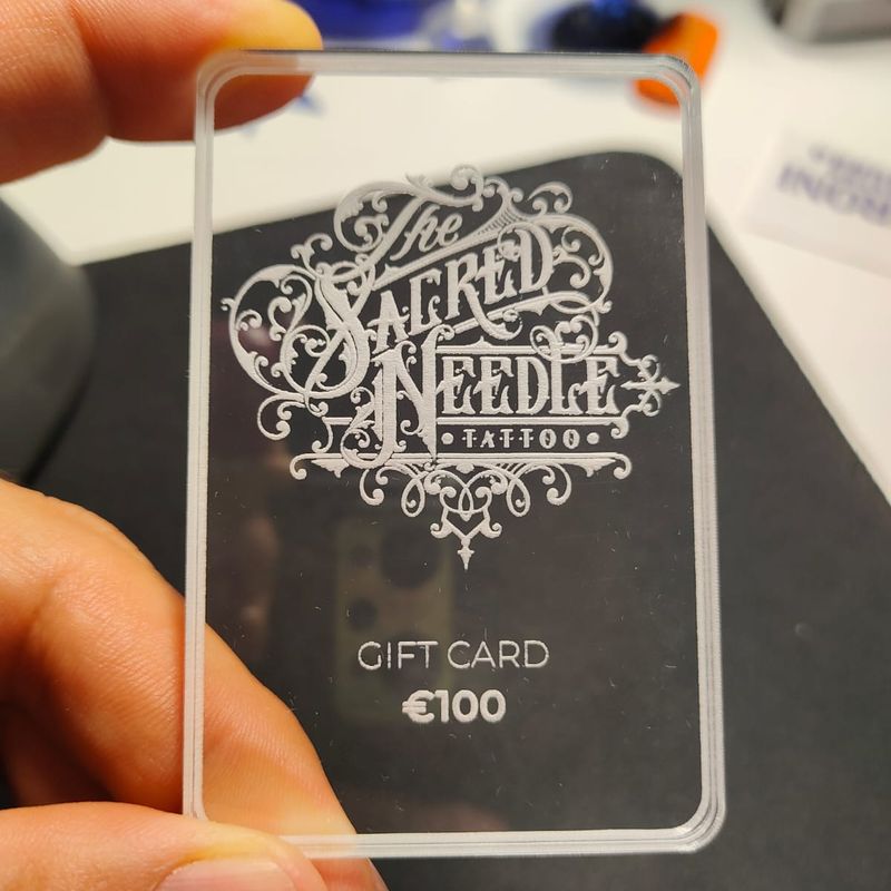 Gift card in plexiglass incisa al laser