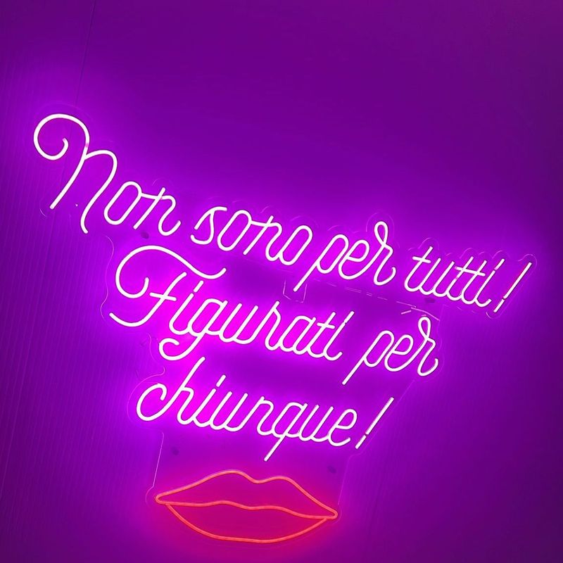 Scritta neon rosa con labbra